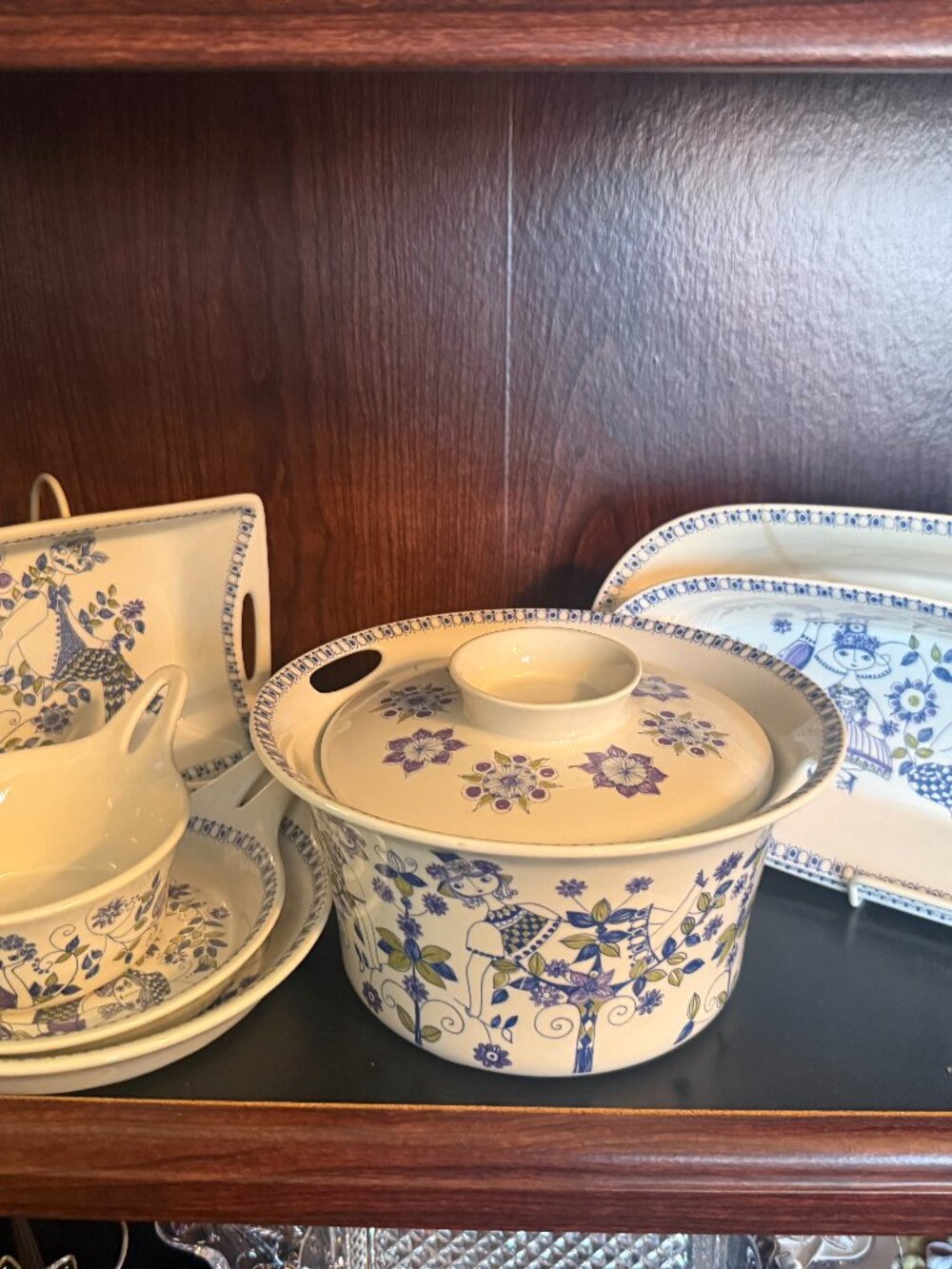 7 pcs - Vintage Blue & White Serving Set – Timeless Charm!